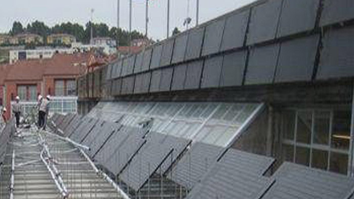 采暖及热水工程屋面安装聚热板